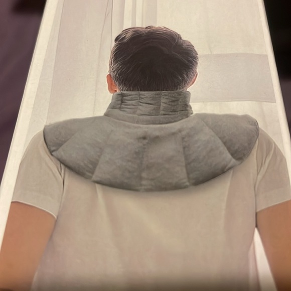 New in original box Weighted Hot & Cold Therapy for Neck & Shoulder Pain Relief - Picture 7 of 8